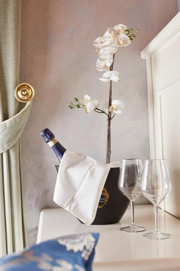 Hotel Villa Lilla 데센자노델가르다 외부 사진