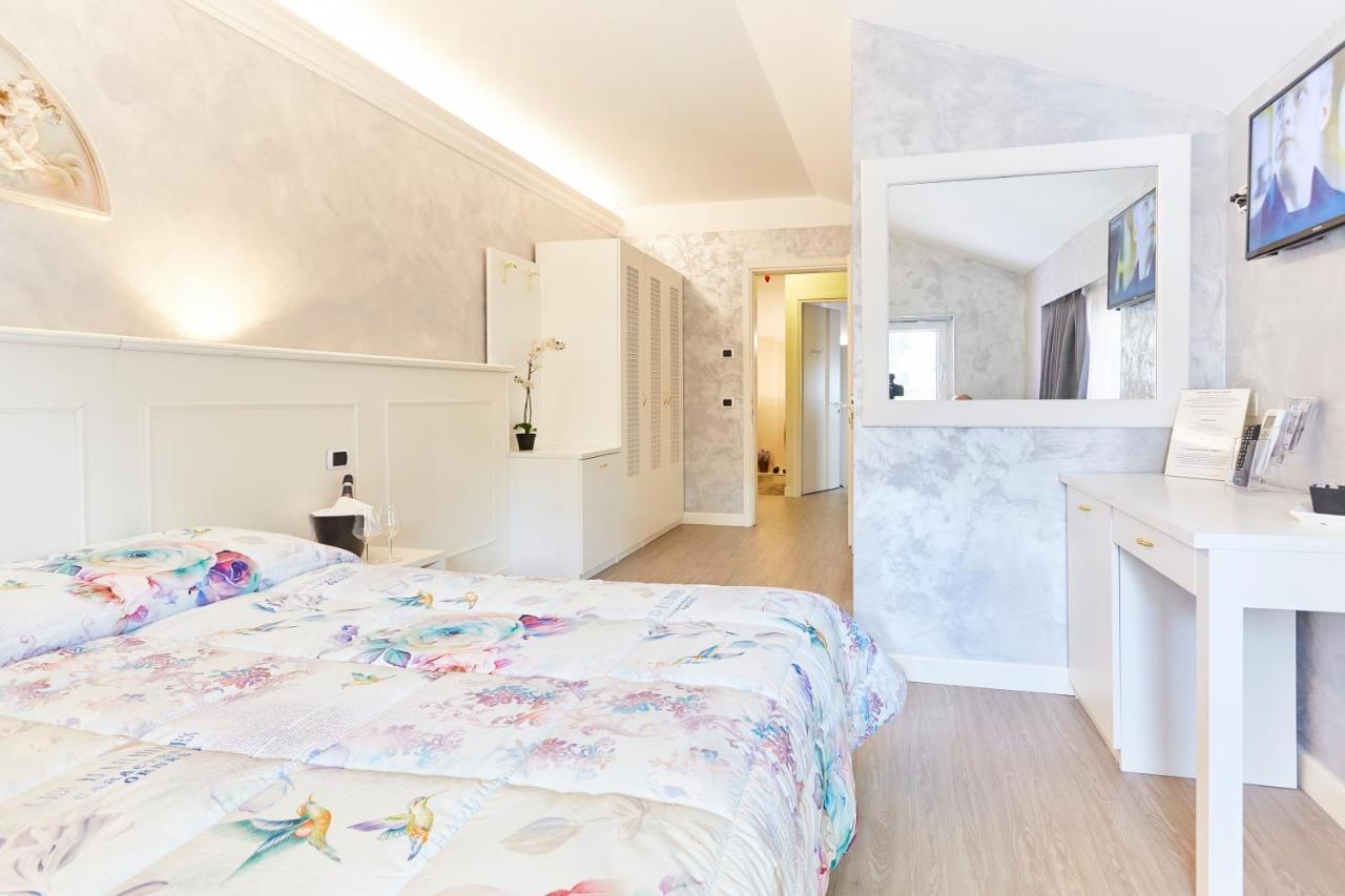 Hotel Villa Lilla 데센자노델가르다 외부 사진