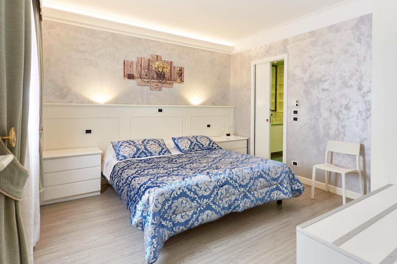 Hotel Villa Lilla 데센자노델가르다 외부 사진