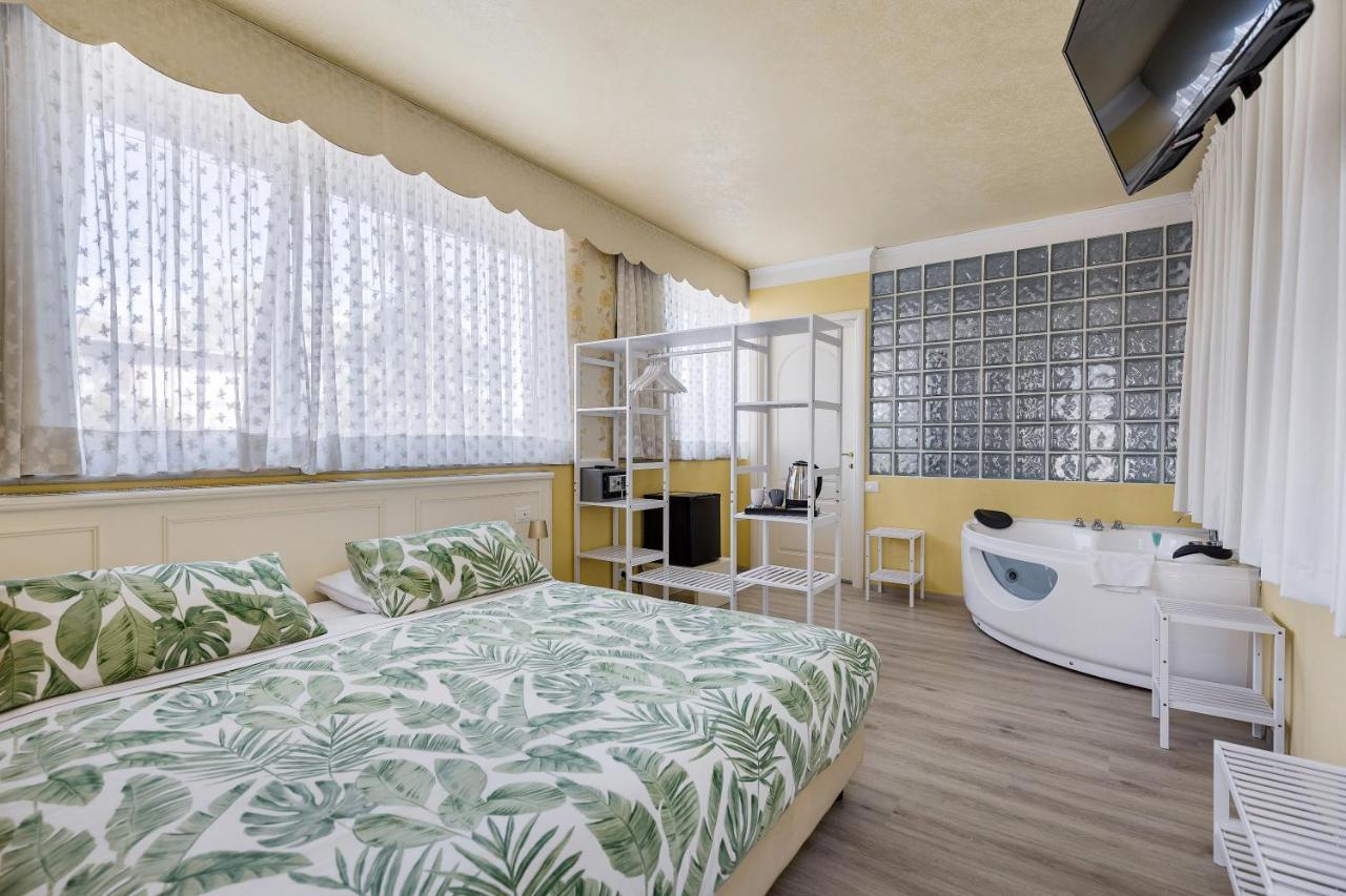 Hotel Villa Lilla 데센자노델가르다 외부 사진
