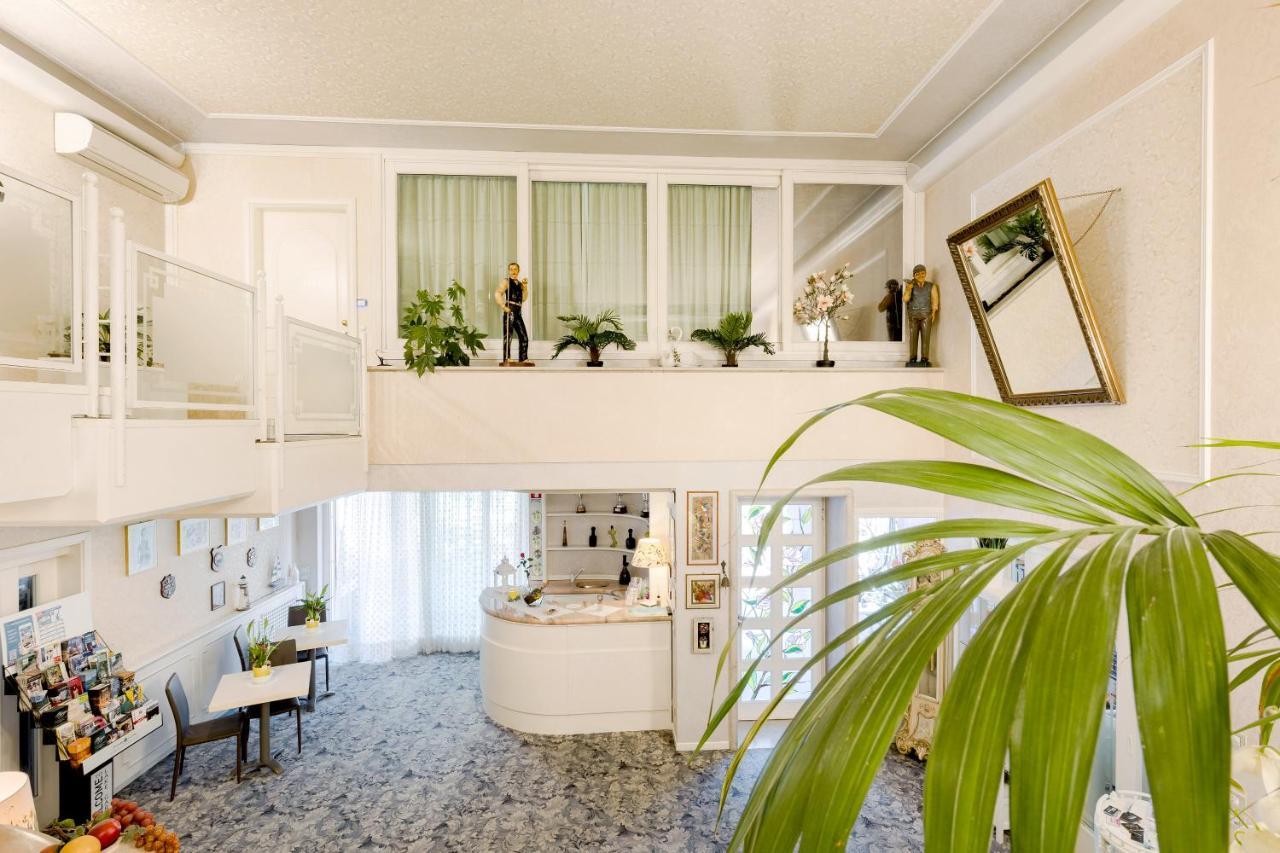 Hotel Villa Lilla 데센자노델가르다 외부 사진