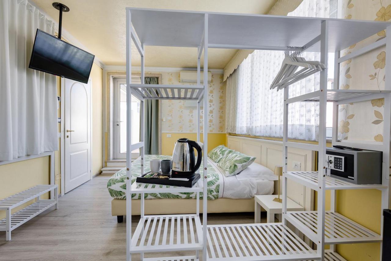 Hotel Villa Lilla 데센자노델가르다 외부 사진