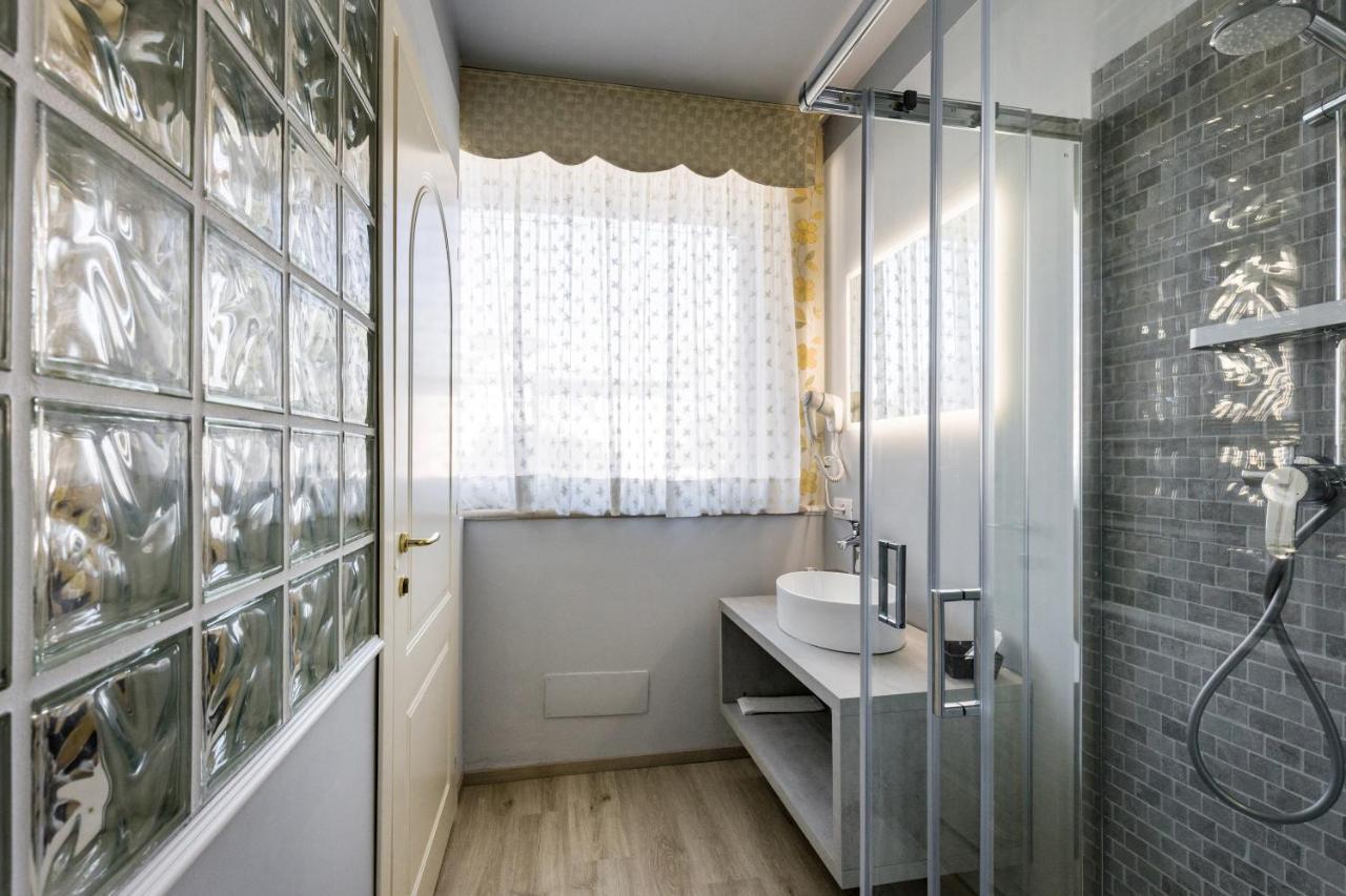 Hotel Villa Lilla 데센자노델가르다 외부 사진