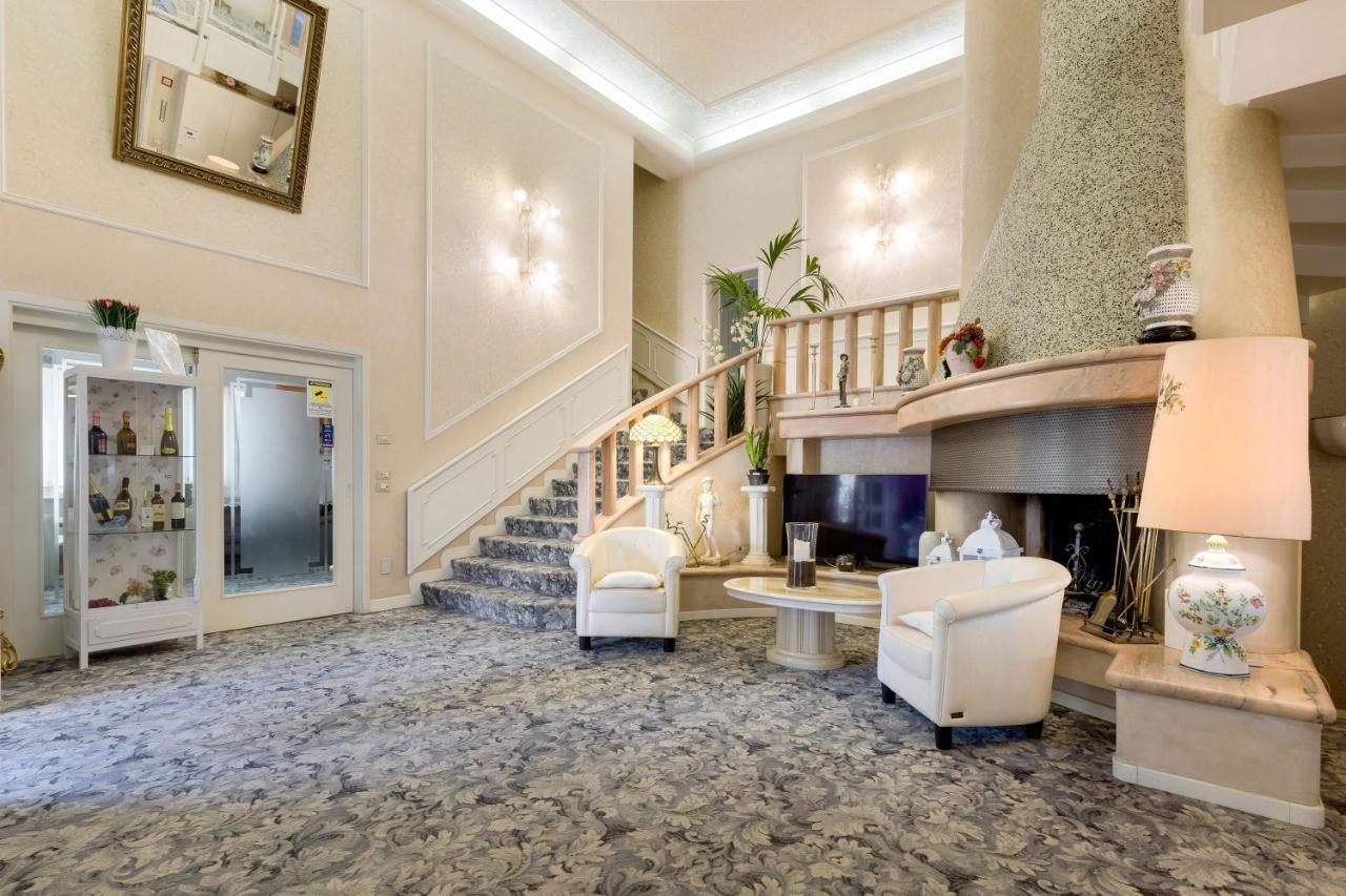 Hotel Villa Lilla 데센자노델가르다 외부 사진
