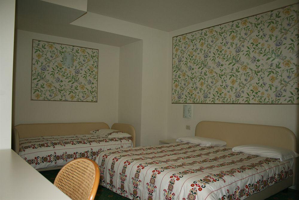 Hotel Villa Lilla 데센자노델가르다 외부 사진