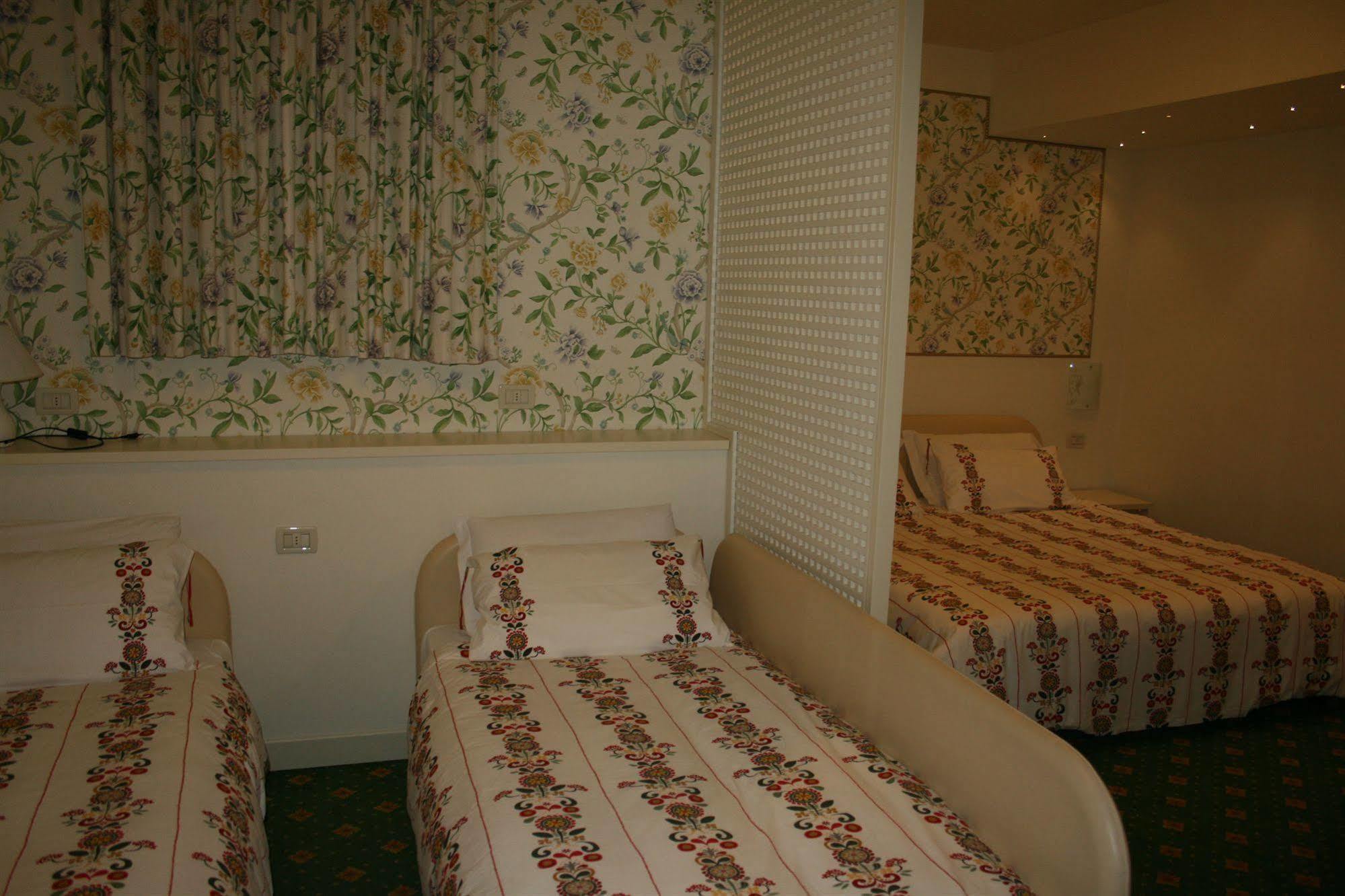Hotel Villa Lilla 데센자노델가르다 외부 사진